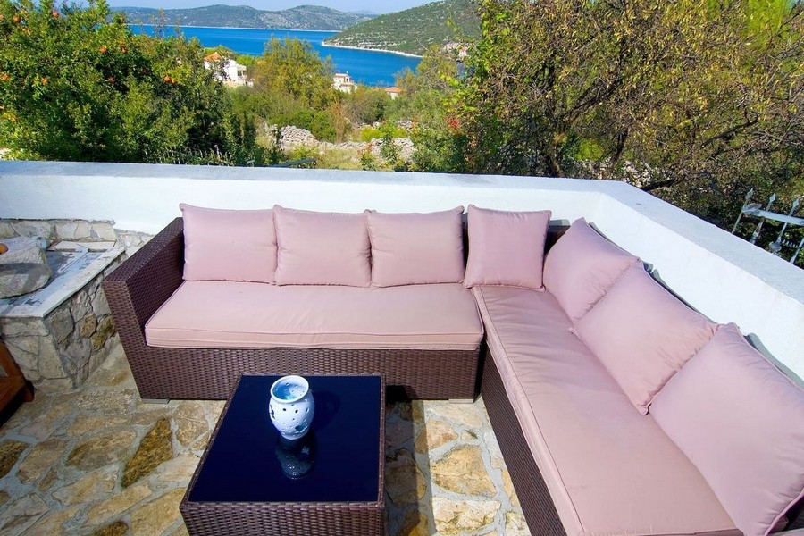 Taras z częścią wypoczynkową i widokiem na morze