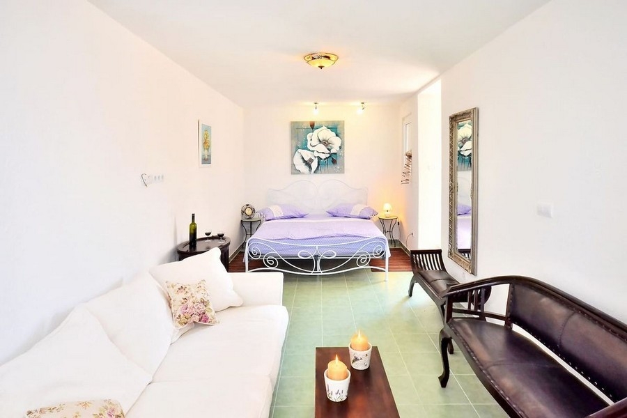 Sypialnia z podwójnym łóżkiem i częścią wypoczynkową