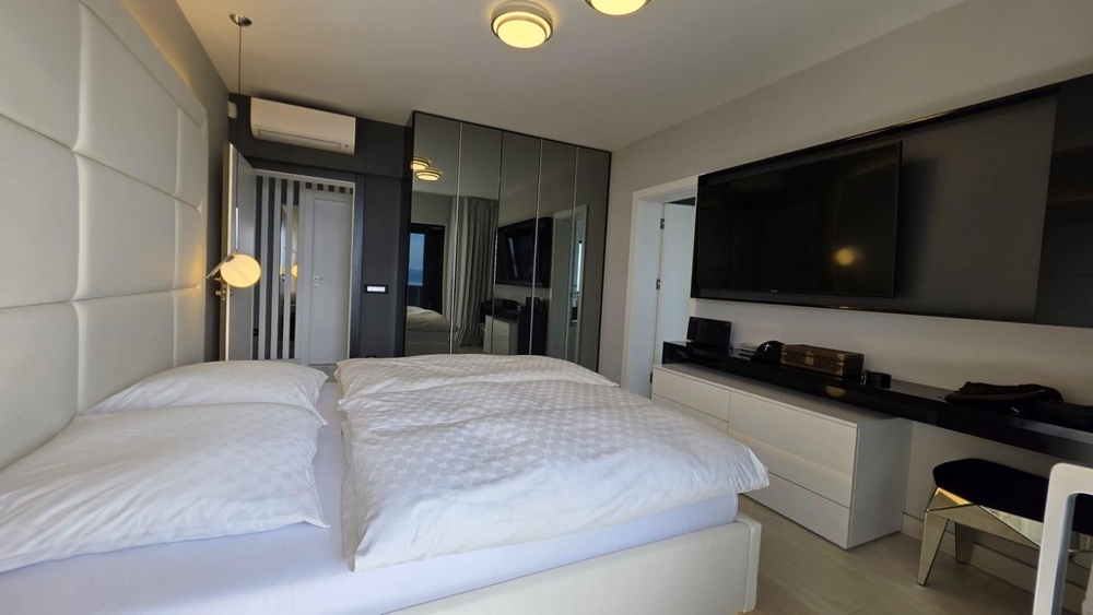 Sypialnia z widokiem na morze i wyjściem na taras