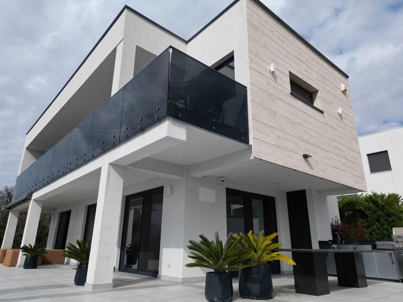 Widok z przodu willi H3833 - na sprzedaż w pobliżu Crikvenicy w Chorwacji