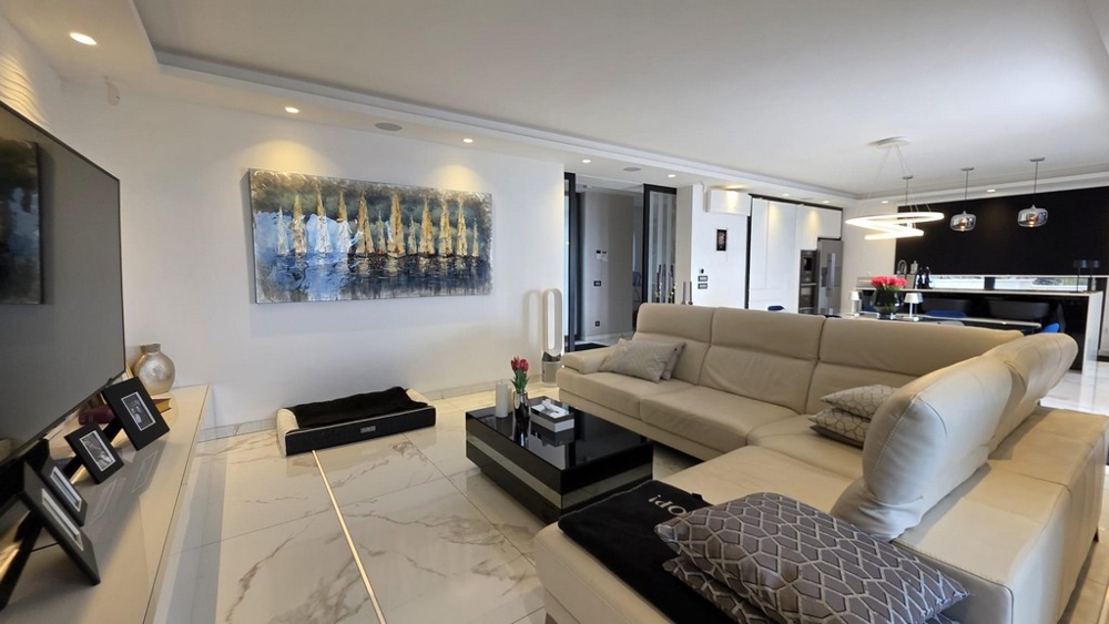 Pokój dzienny z sofą i nowoczesnym wnętrzem