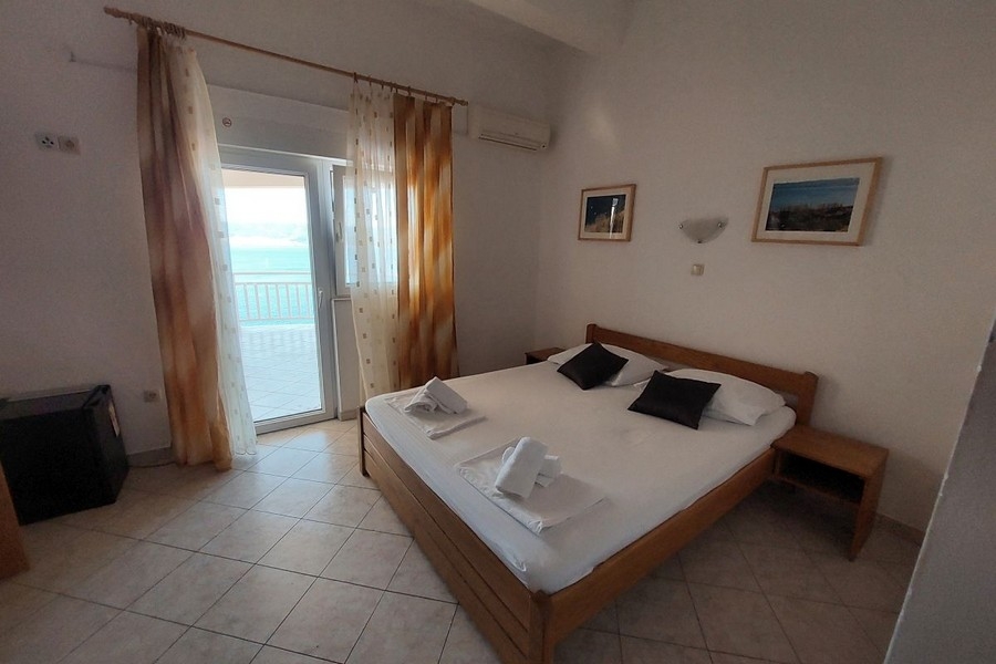 Pokój hotelowy z balkonem i widokiem na morze