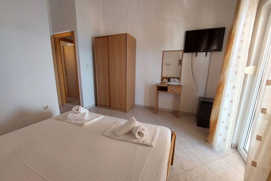 Pokój hotelowy z TV i balkonem