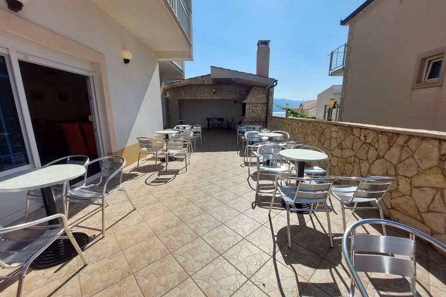 Taras restauracyjny z miejscami do siedzenia