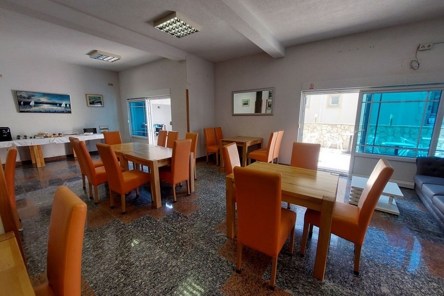 Wnętrze restauracji ze stołami