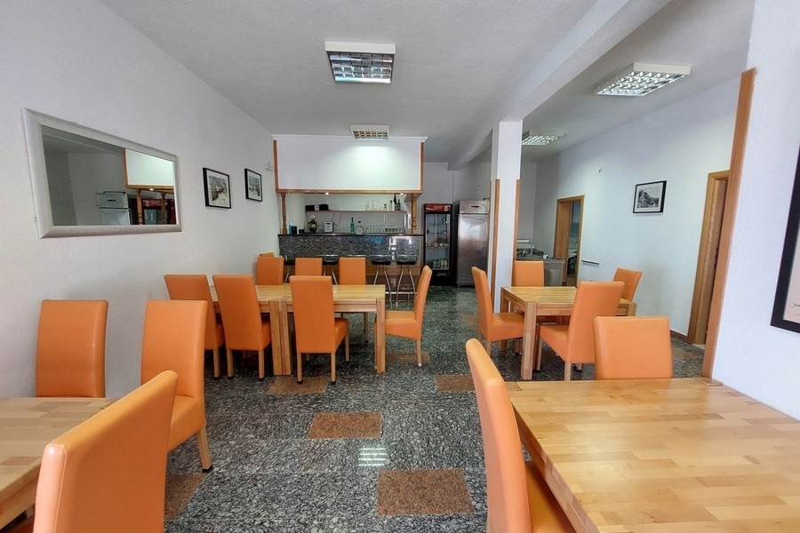 Część restauracyjna z barem