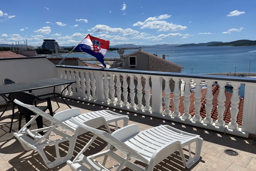 Taras z leżakami i widokiem na morze w Chorwacji