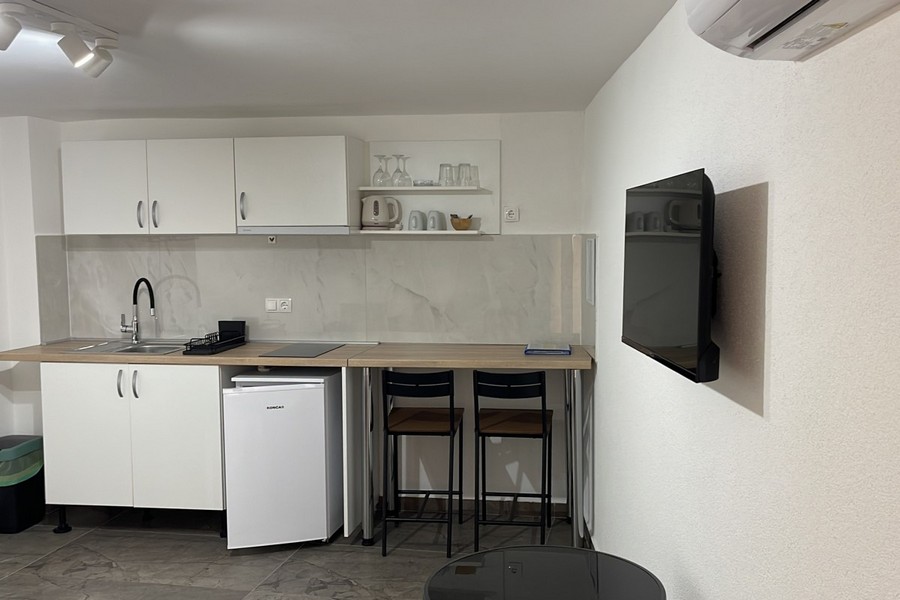 Kuchnia z barem i TV w apartamencie w Chorwacji