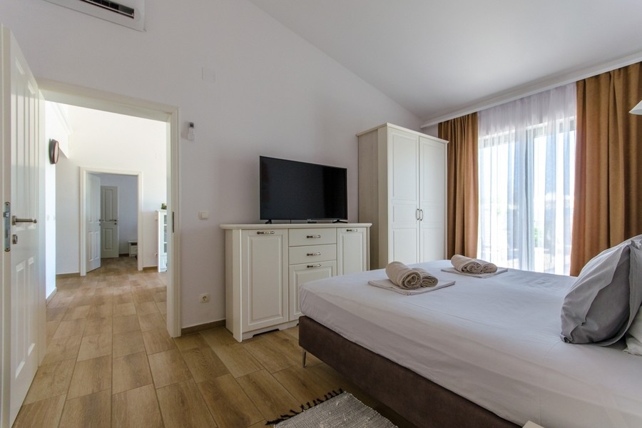 Sypialnia z łóżkiem małżeńskim i wyjściem na balkon