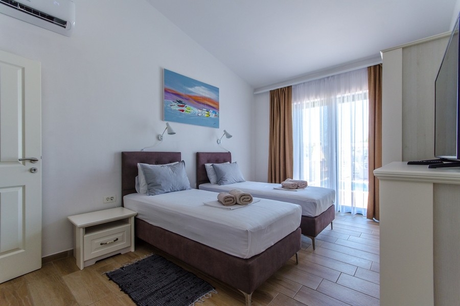 Sypialnia z dwoma pojedynczymi łóżkami i wyjściem na balkon