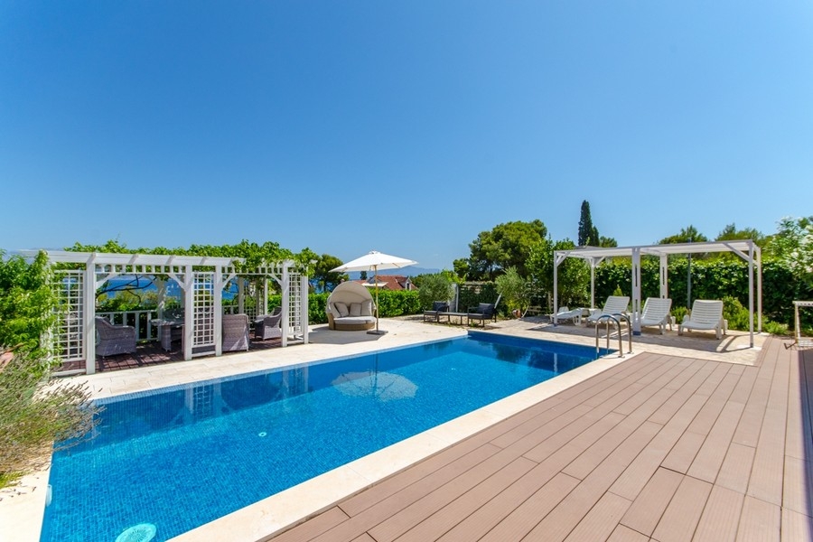 Basen z tarasem słonecznym - dom H3836 na wyspie Brac w Chorwacji.