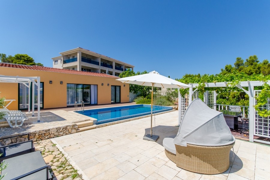 Willa z basenem i tarasem słonecznym na Bracu