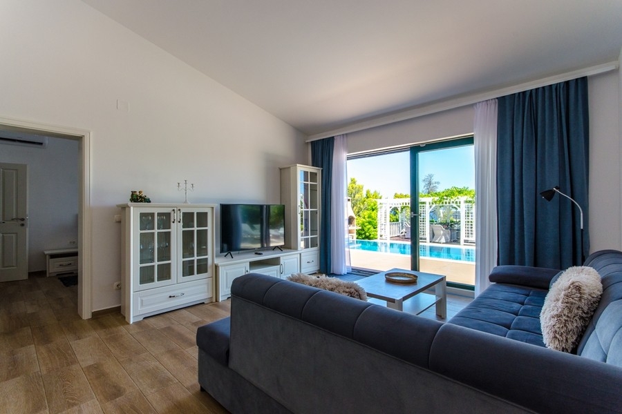 Pokój dzienny z widokiem na taras i basen