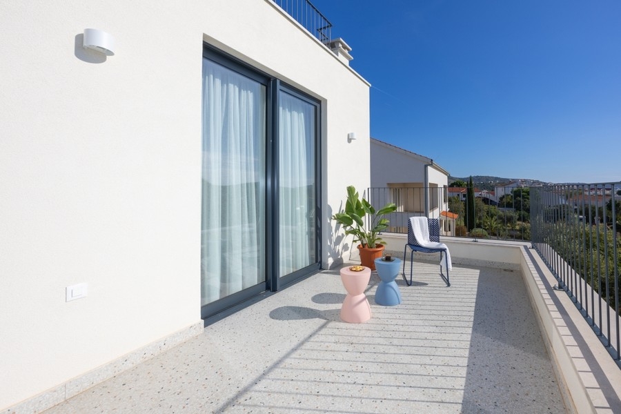 Taras na piętrze z miejscami do siedzenia