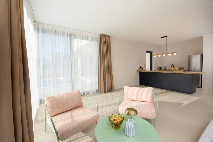 Otwarta część dzienna z kuchnią i dużymi oknami