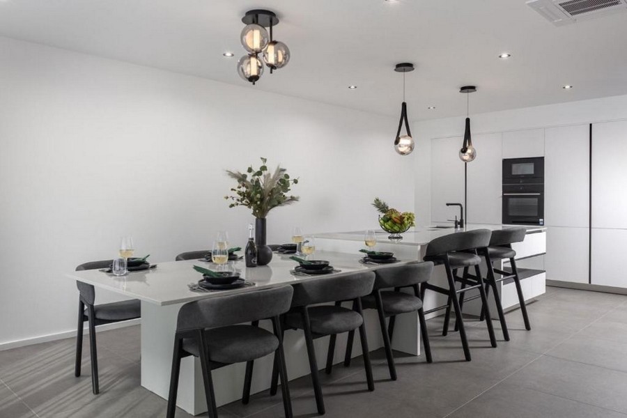 Jadalnia i kuchnia w nowoczesnej willi