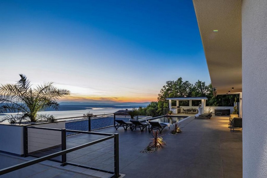 Willa z basenem i widokiem na morze w Crikvenicy w Dalmacji