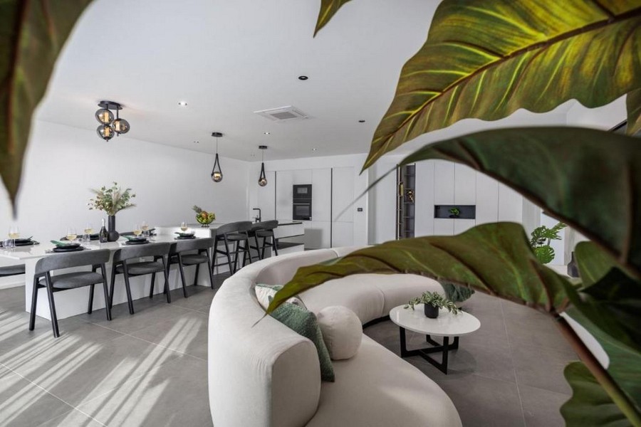 Nowoczesna kuchnia z salonem i widokiem na morze