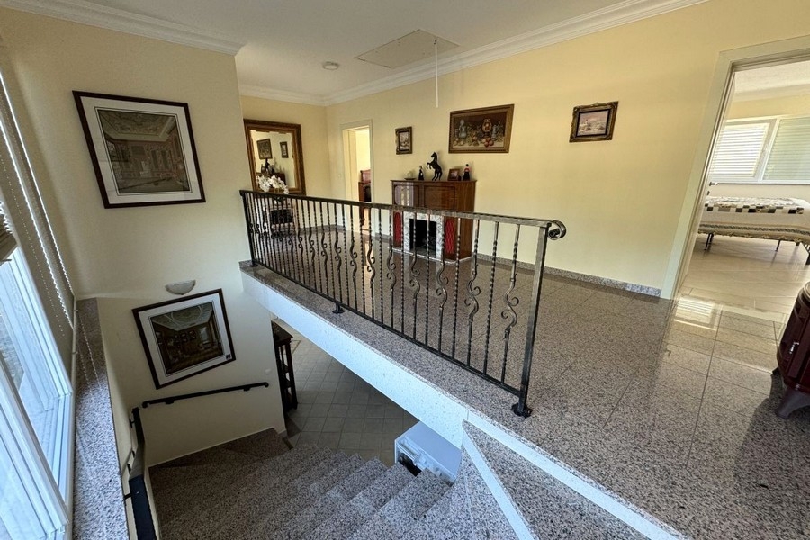 Hol na piętrze z klatką schodową