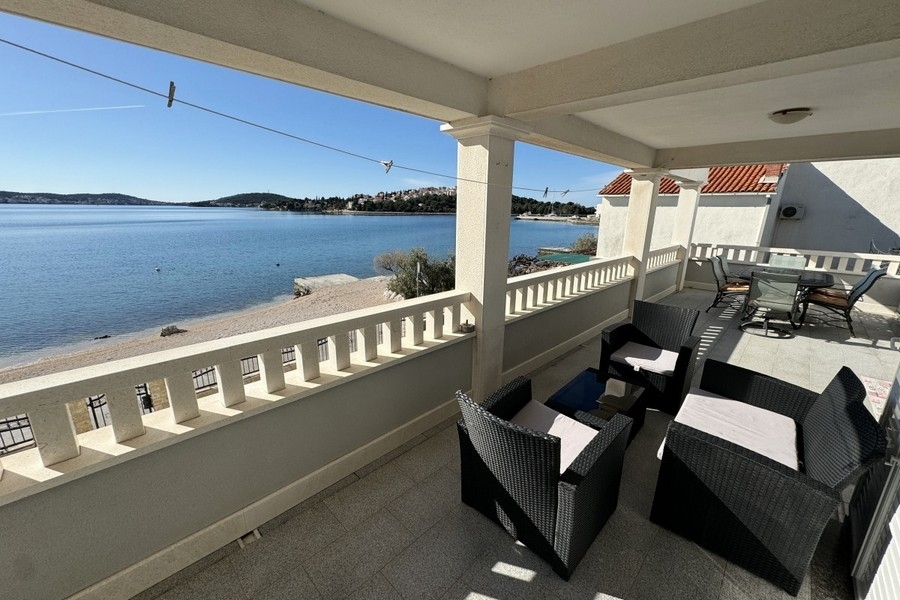 Taras z widokiem na morze w pierwszym rzędzie na morze w Rogoźnicy