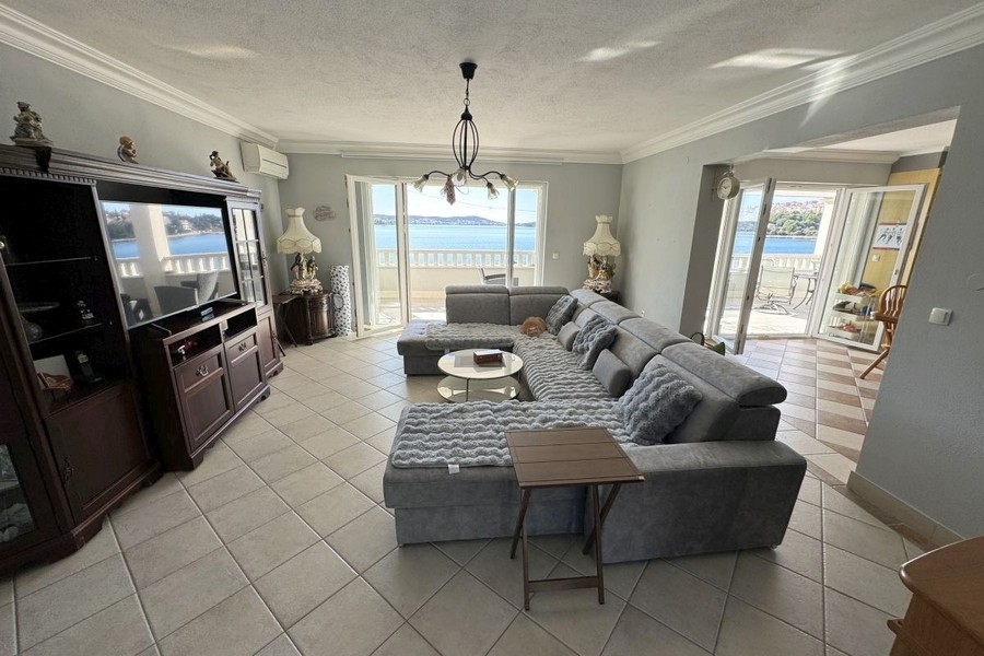 Pokój dzienny z panoramicznym widokiem na morze i wyjściem na taras