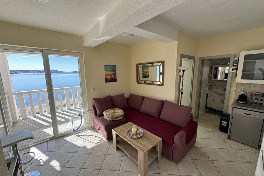 Apartament typu studio z sofą i balkonem z widokiem na morze