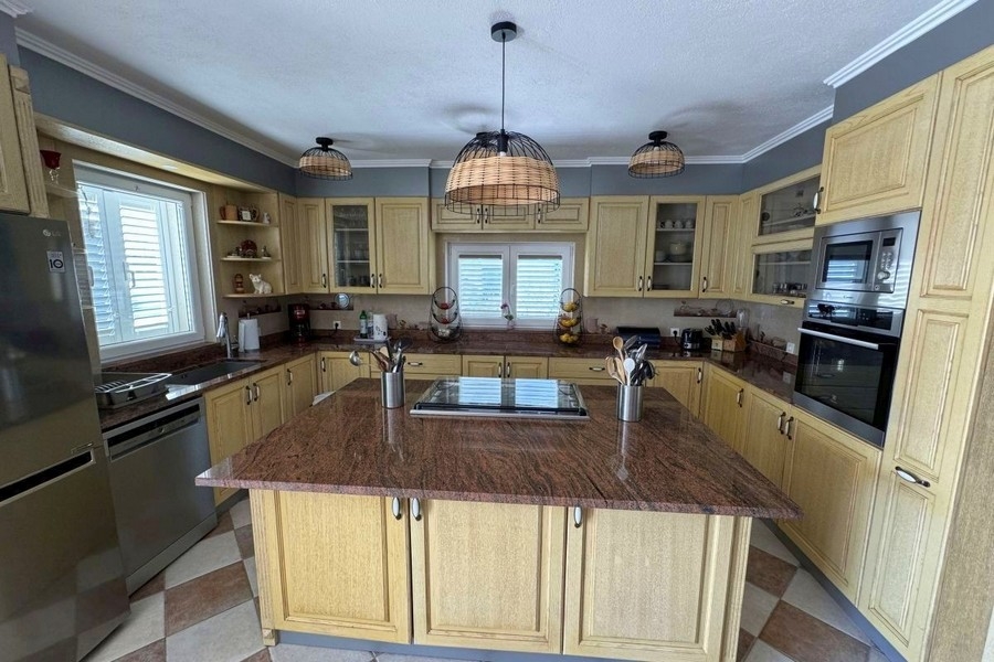 Otwarta kuchnia z jadalnią i wyjściem na taras z widokiem na morze