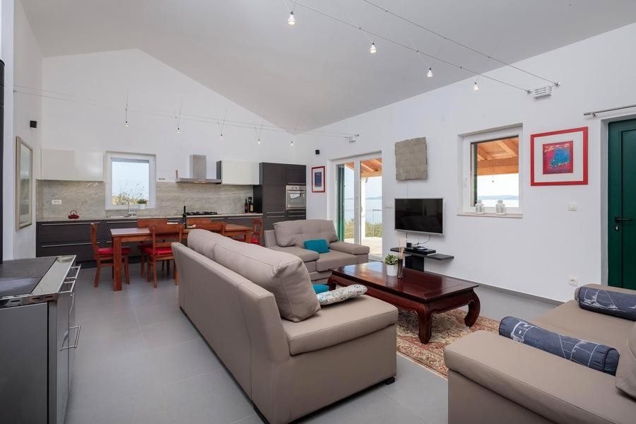 Pokój dzienny z kuchnią i widokiem na morze