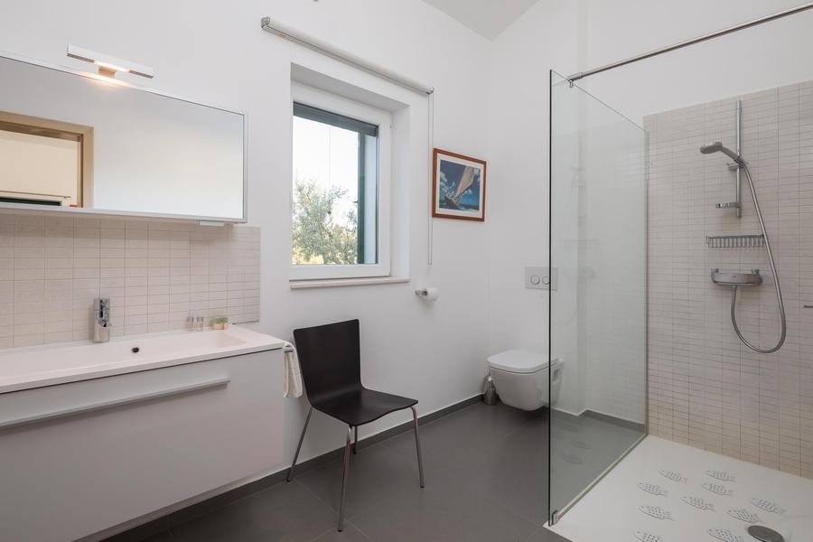 Nowoczesna łazienka z prysznicem