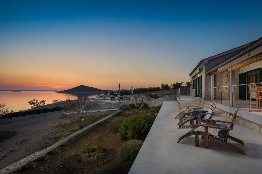 Taras willi z widokiem na morze o zachodzie słońca