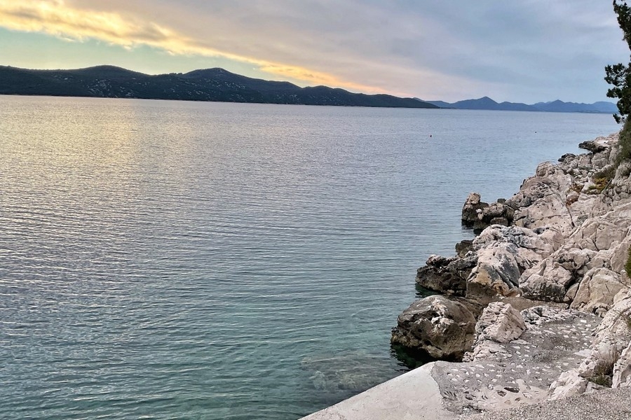 Skaliste wybrzeże i krystalicznie czyste morze przed posiadłością