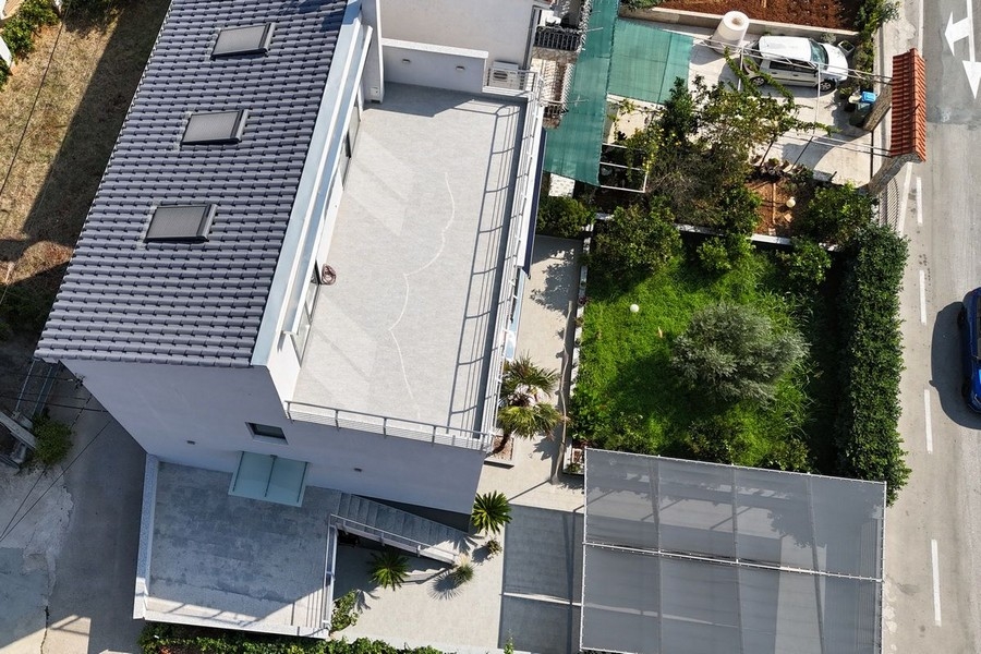 Dom z widokiem na morze z ogrodem i miejscami parkingowymi w pobliżu morza w Marina