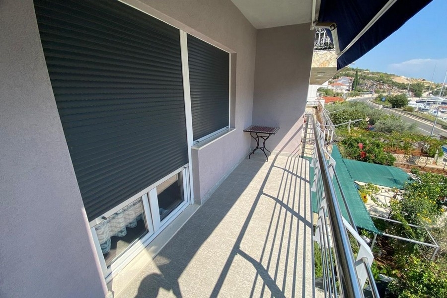 Balkon z widokiem na morze i nadmorski krajobraz w Marina