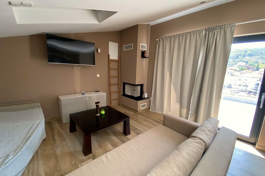 Pokój dzienny z wyjściem na balkon w domu w Marinie