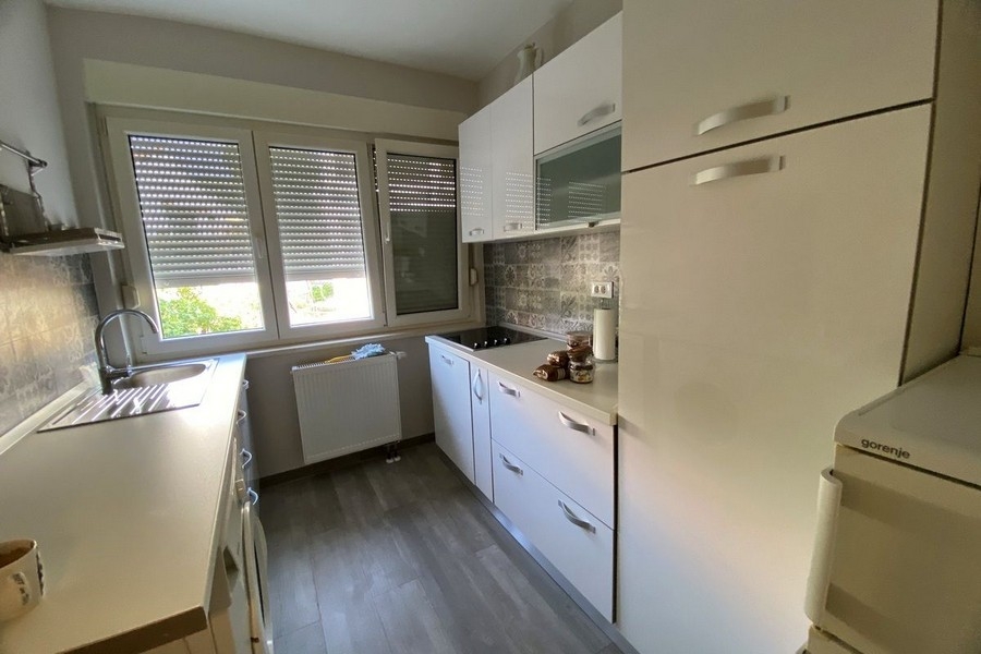 Kuchnia z nowoczesnym wyposażeniem w domu w Marinie