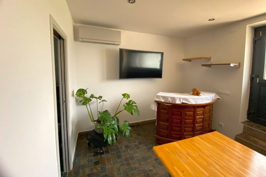 Część dzienna z barem i częścią wypoczynkową w domu w Marina