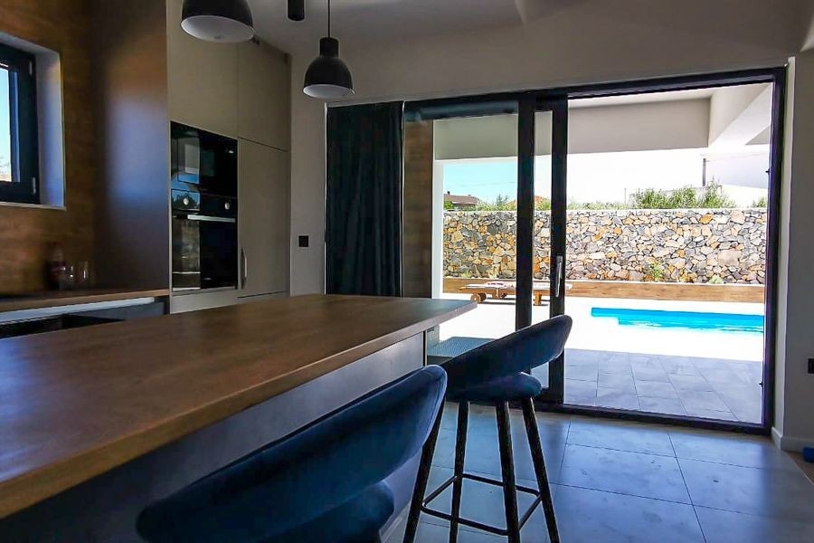 Kuchnia z widokiem na taras i basen