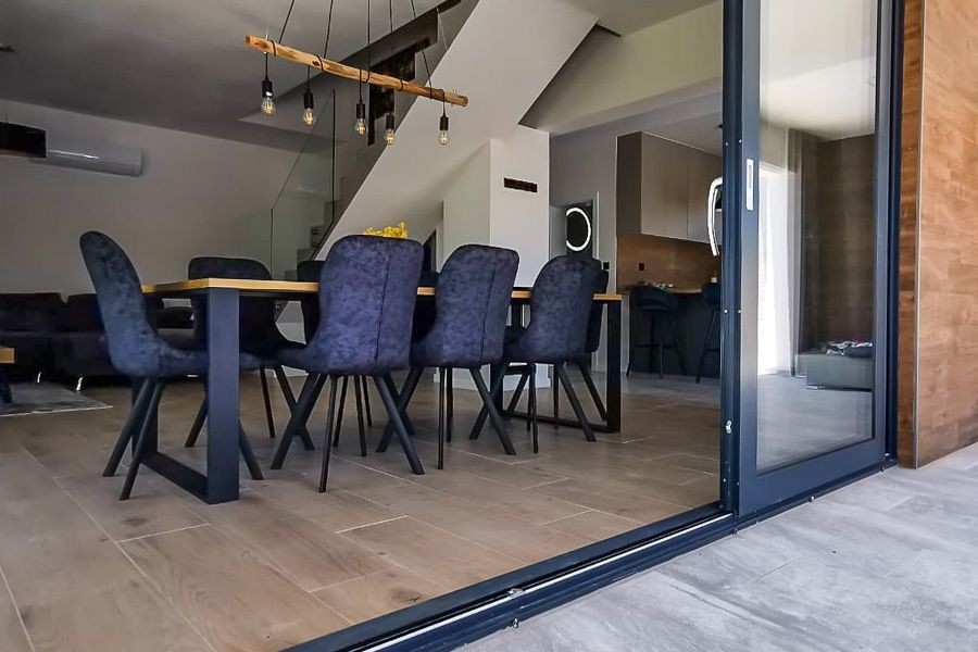 Jadalnia z dostępem do tarasu i basenu