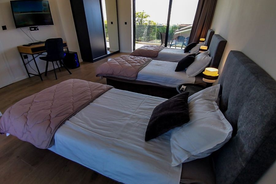 Sypialnia z balkonem w nowoczesnej willi w Chorwacji