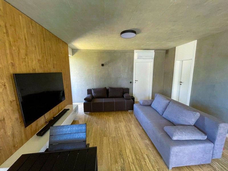 Pokój dzienny z sofą i klimatyzacją