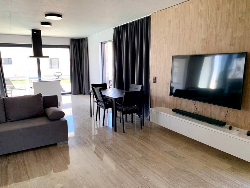 Nowoczesna część dzienna z sofą i telewizorem w willi w Privlaka