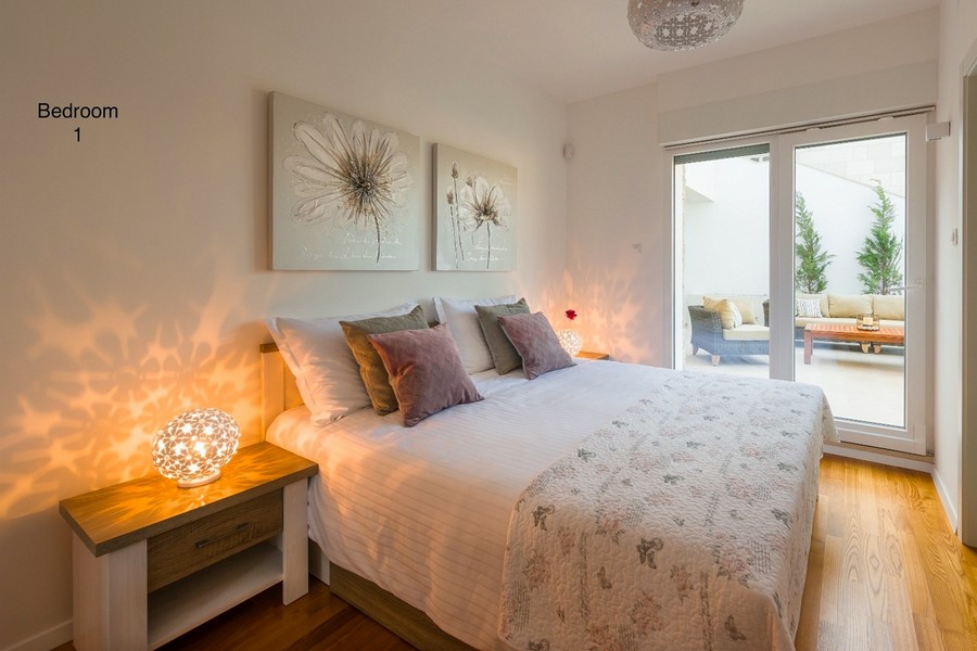 Sypialnia z łóżkiem małżeńskim i dostępem do tarasu