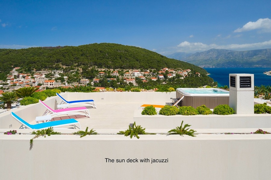 Taras na dachu z jacuzzi i widokiem na morze