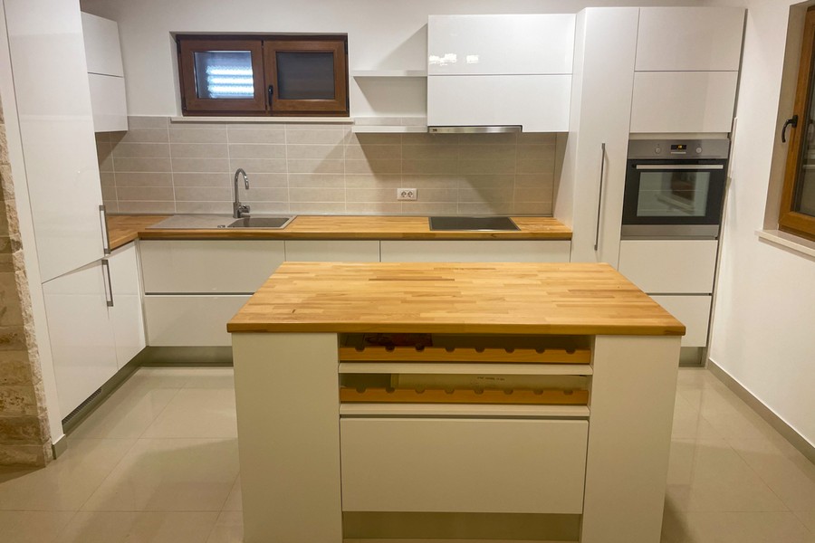 Nowoczesna kuchnia z wyspą kuchenną i sprzętem do zabudowy