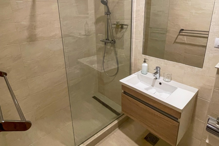 Nowoczesna łazienka z prysznicem i umywalką