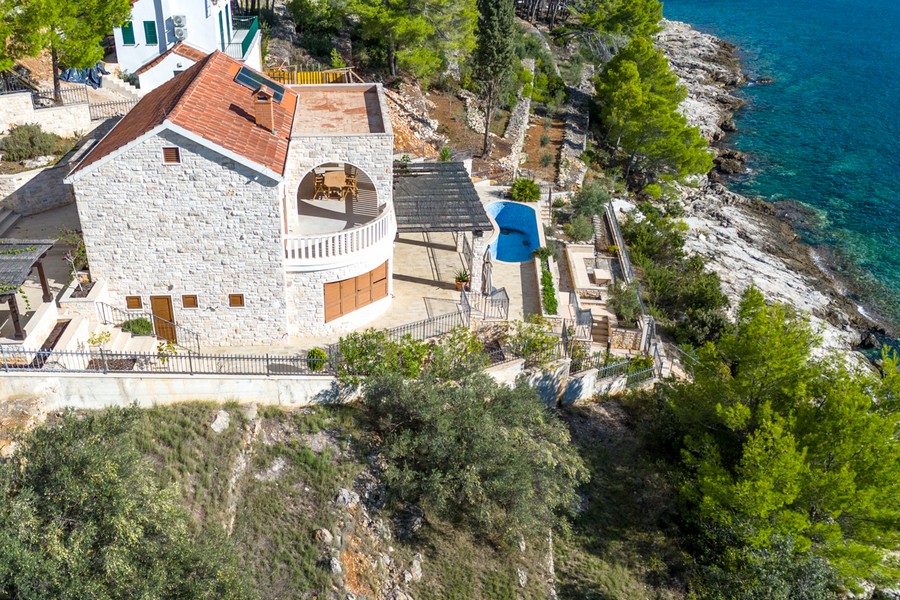 Zadaszony taras z pergolą i elewacją z kamienia naturalnego