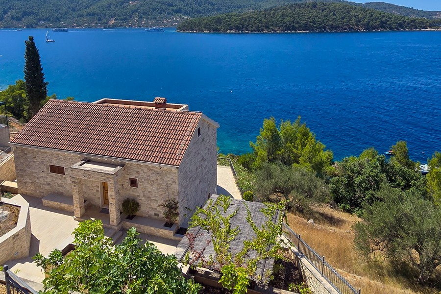 Taras i basen w willi z bezpośrednim dostępem do wybrzeża