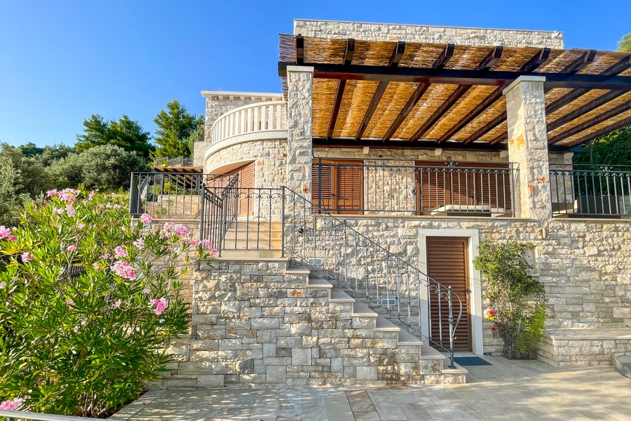 Kamienny dom z widokiem na morze i nieruchomość tuż nad wodą