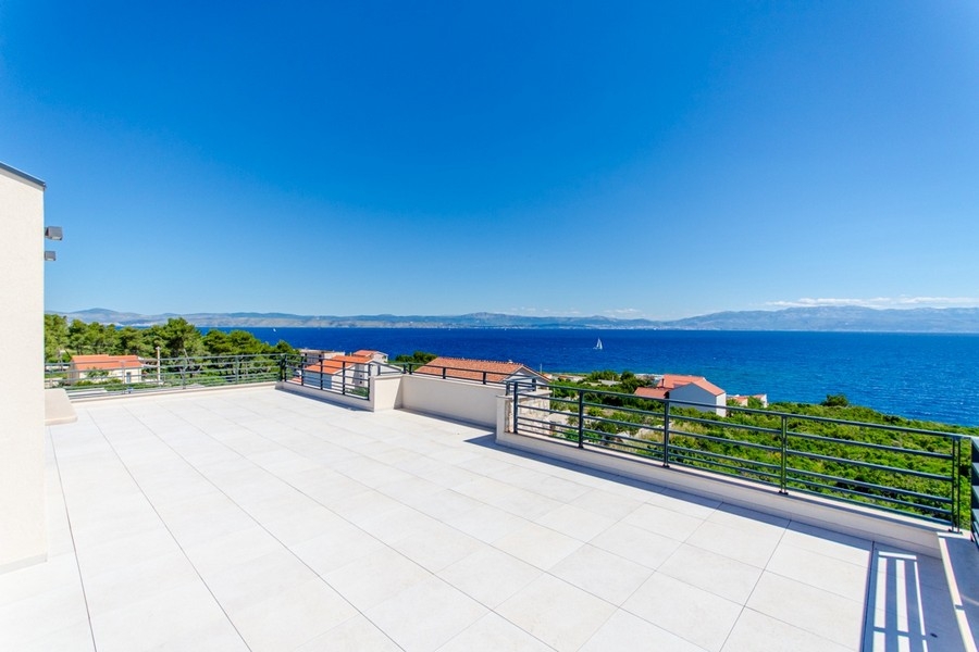 Widok na morze z dużego tarasu na dachu na wyspie Solta w Dalmacji