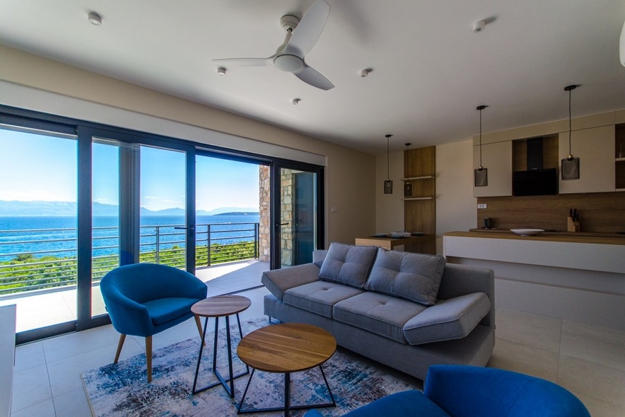 Pokój dzienny z widokiem na morze i dużym oknem w nowoczesnym mieszkaniu